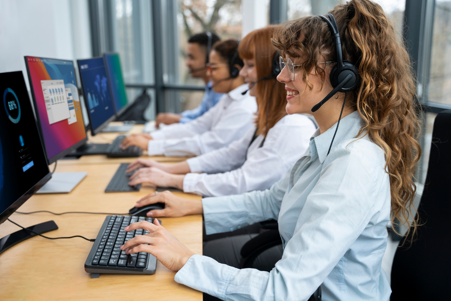 Téléprospectrice professionnelle avec casque