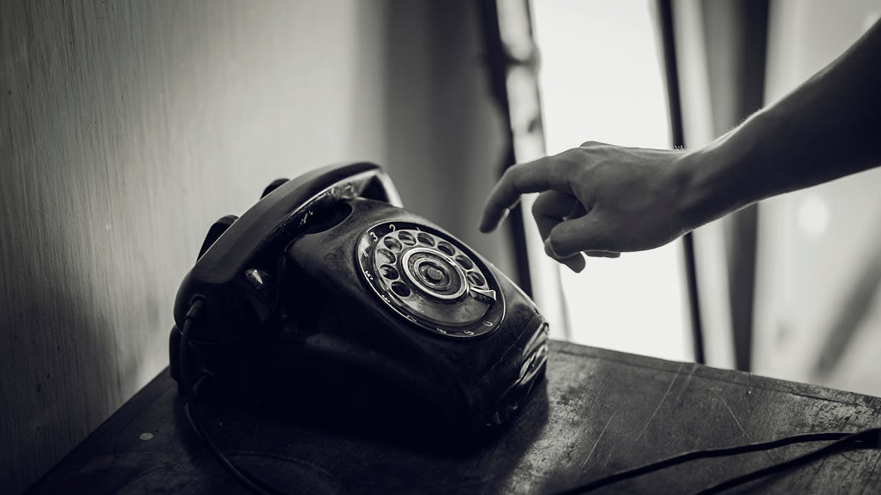Téléphone rétro illustrant l'époque des débuts de la prospection
